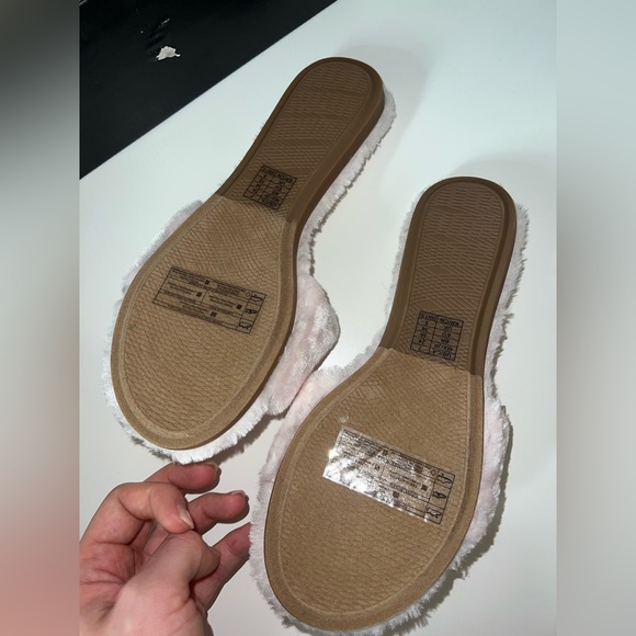 Pink fuzzy house slippers size 7 women’s - Picture 3 of 5